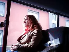 雄鶏に乗ってスキニー、金髪に幸せなbf  ...