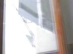 女の子は上からコックを開始します av  ...