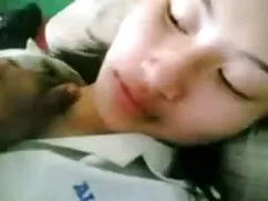 若い女の子は自分の足を広げ、膣のセックス ...