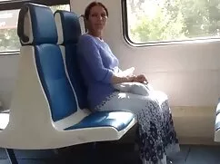カメラの前で、若いカップルが最初にポルノ ...