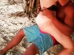 二人の女の子と男の性交焼けるように暑いで ...