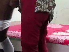 金髪、大きなおっぱい、森の中の茂みの下で ...