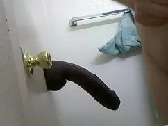 入れ墨された雌犬は鶏の上に安全に座ること ...