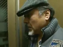 茶色の美しさは、彼のお尻を長い尾を取りま ...