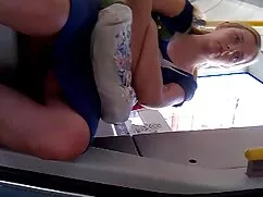 男は家の後ろから雌犬を舐めた。 女性 の ...