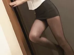 お母さんは仕事から家に帰ってきて、ストレ ...