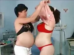 若い女の子座ってシェービングオンザ顔,男 ...