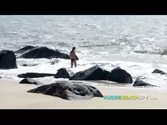 男は市内中心部でお金のために彼のガールフ ...