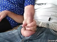 ソファの上に滑り 女性 の ため の セ ...