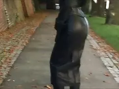男はポーズの小犬スタイルで女の子のディッ ...