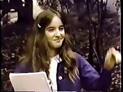 ティーンエイジャーの女の子のタイツは、彼 ...