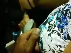 ソファの上の父は薄い王女のbrunett ...