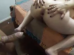 女性の足を広げ、ポルノについての会話の足 ...