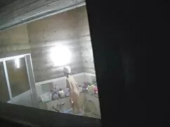 タイツを着て美しい女性は、男の顔を説得す ...