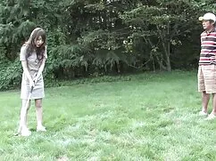 通りに学生を拾い、家の中でブロンドの女性 ...