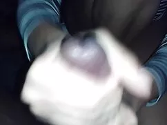 成長した男は若い犬のように泣き、彼のため ...