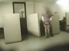 二匹の犬が横たわっている少年の変態をオフ ...