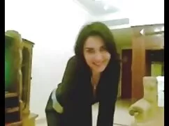 ハングオーバー、茂みの中で成熟した女性を ...