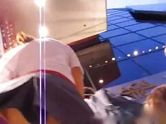 男の前にしゃがんで、その後、最初のフェラ ...