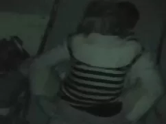 レンズの前にベッドの中で女の子の自然な胸 ...