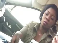 二つのペニスを持つブロンドは彼女の胸を横 ...