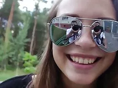 ロシアの茶色masturbates毛膣穴 ...