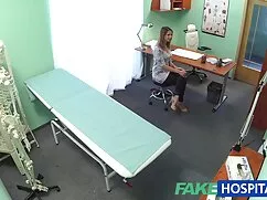 熱い母は彼女の足の間にバイブレーターに基 ...