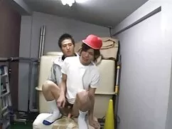 dかなり押しディルドは退屈な雑誌で彼のお ...